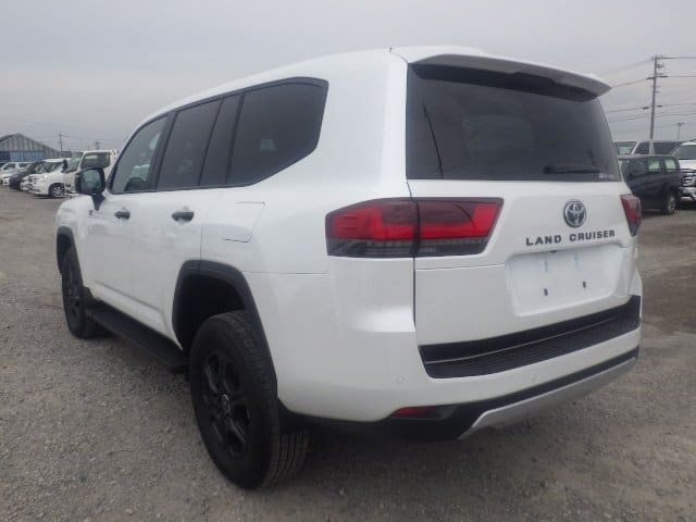 Toyota Land Cruiser LC300 3