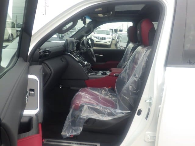 Toyota Land Cruiser LC300 6