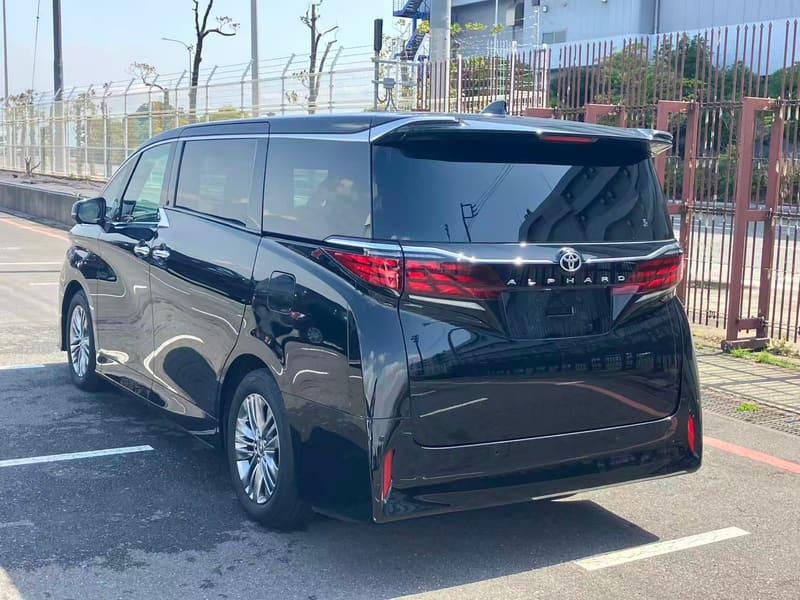 Toyota Alphard 4