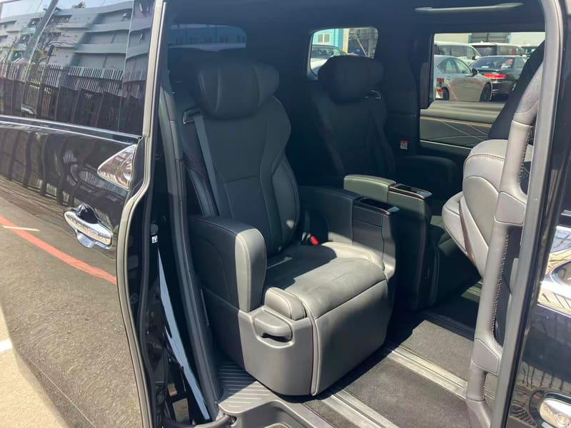 Toyota Alphard 6