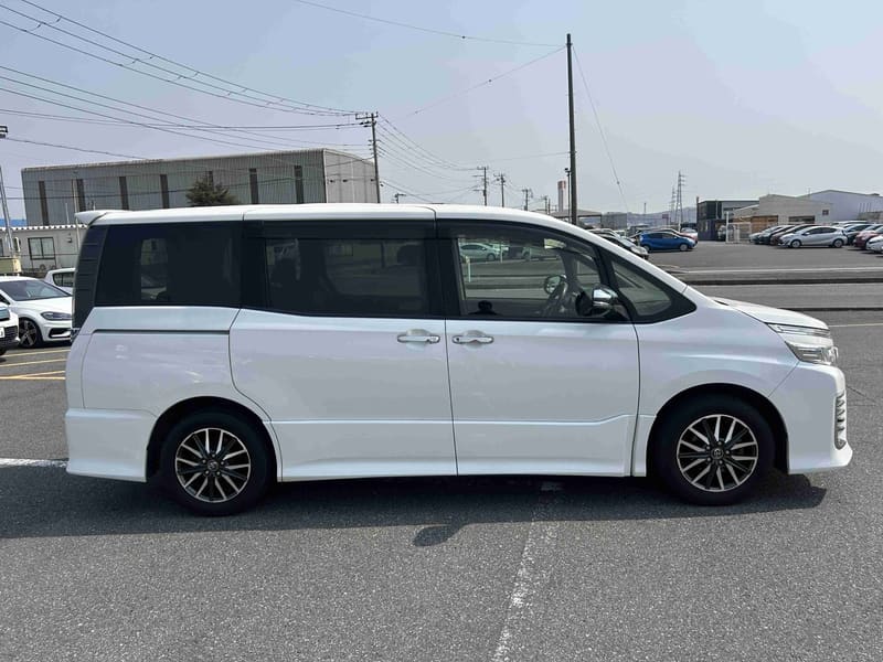 Toyota Voxy 3