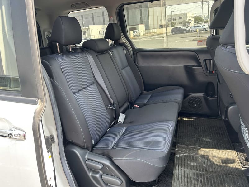 Toyota Voxy 4