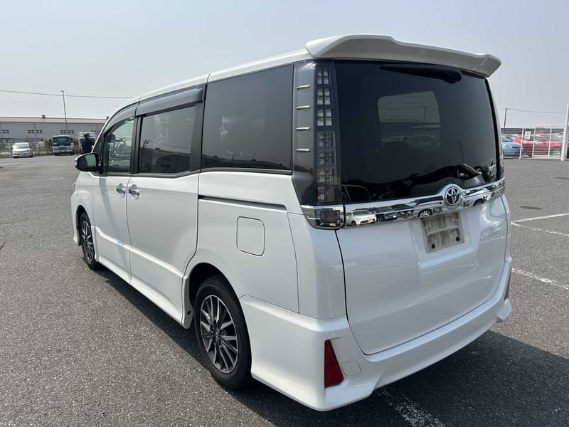 Toyota Voxy 6