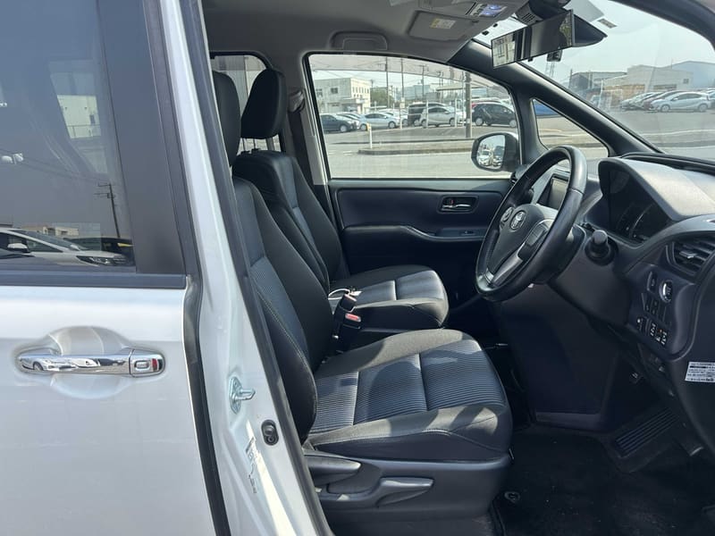 Toyota Voxy 7