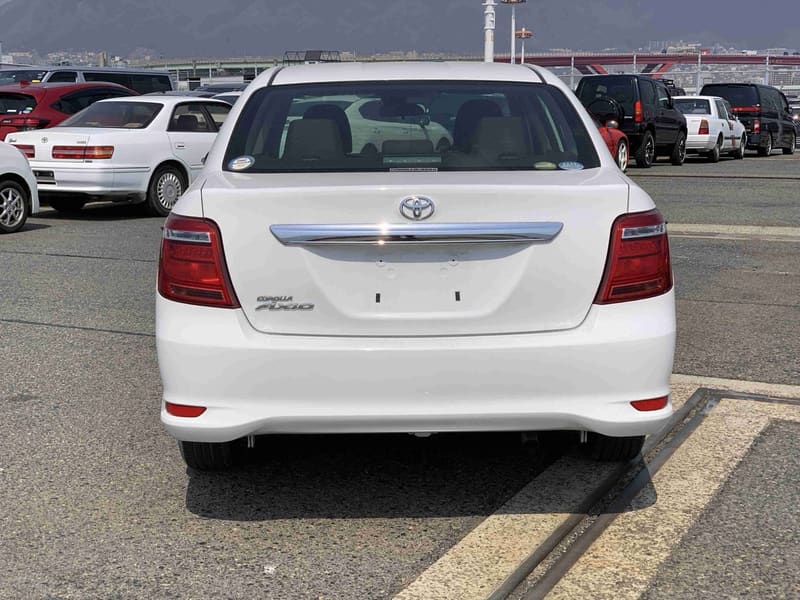 Toyota Corolla Axio 4