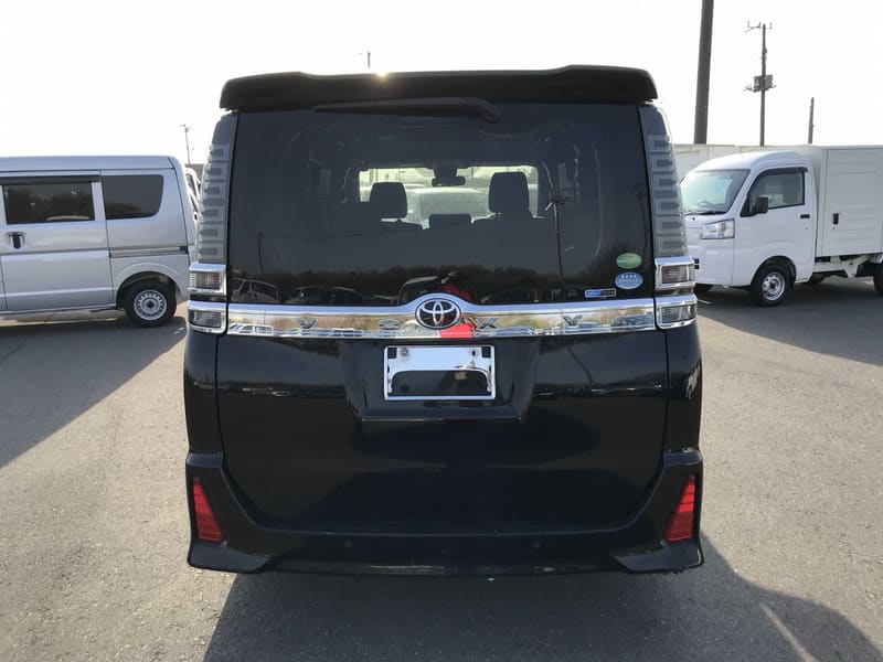 Toyota Voxy 2