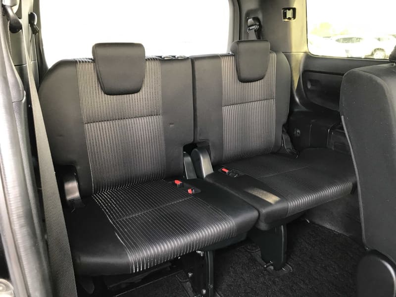 Toyota Voxy 4