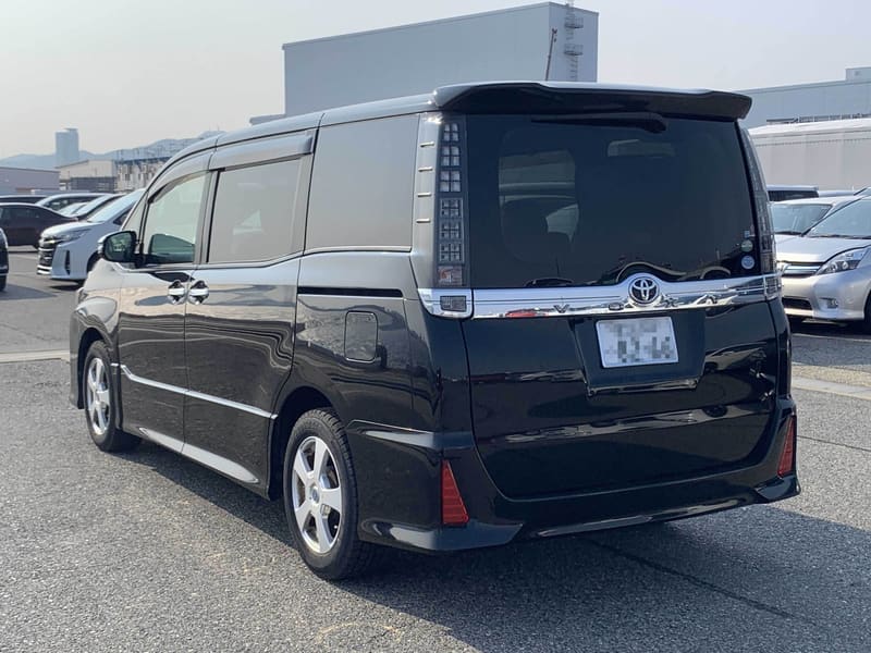 Toyota Voxy 2