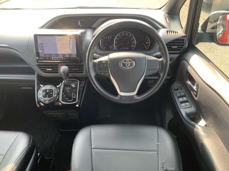 Toyota Voxy 3