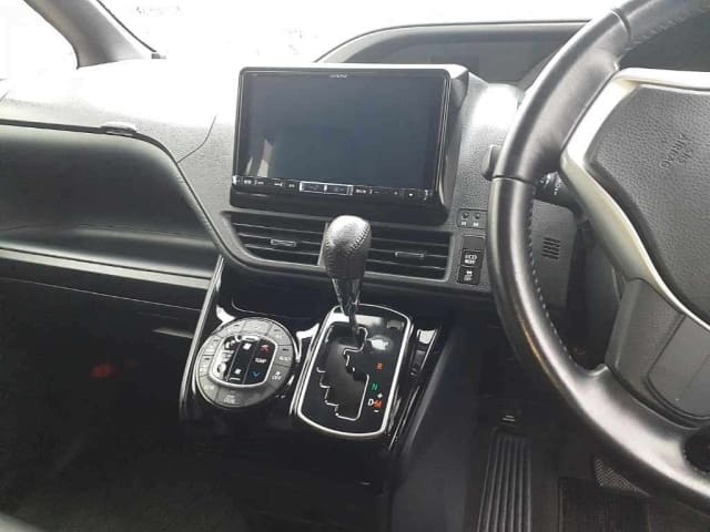 Toyota Voxy 4