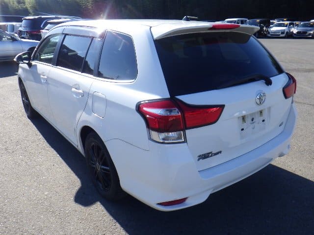 Toyota Corolla Fielder 3