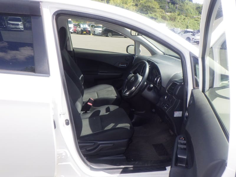 Toyota Ractis 7